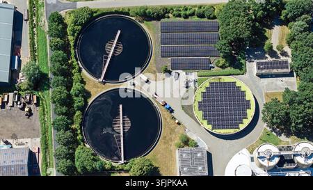 Luftaufnahme der Kläranlage mit Solarenergie in Burgum, Niederlande Stockfoto
