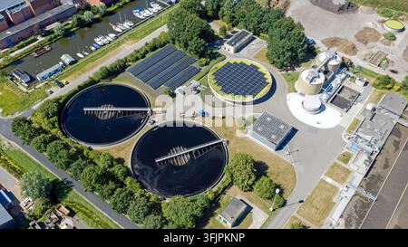 Luftaufnahme der Kläranlage mit Solarenergie in Burgum, Niederlande Stockfoto