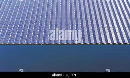 Luftaufnahme von oben auf schwimmende Solarpanele auf dem Wasser Stockfoto