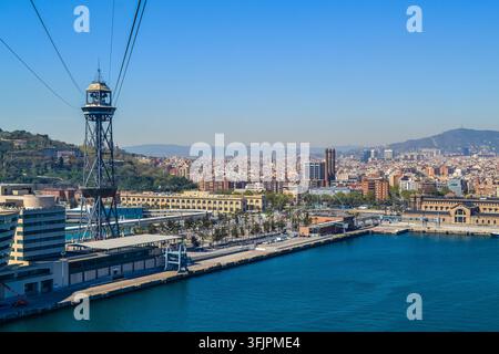 Blick auf den Turm der Port Vell Seilbahn mit Blick über den Hafen und die Stadt Skyline von Barcelona, Katalonien, Spanien. Stockfoto