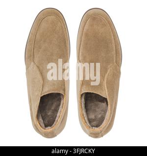 Oberansicht eines Paars brauner Wildleder-Schlupfschuhe mit weichem Fleecefutter, isoliert auf weißem Hintergrund. Stockfoto