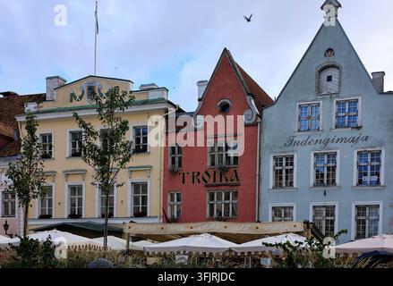 Tallinn, Estland - 20. September 2026: Farbfreudige Giebel Fassaden auf dem Rathausplatz mit dem Troika-Restaurant und Tudengimaja in der Altstadt Stockfoto