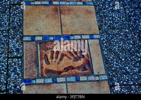Cannes, Frankreich - 12. Februar 2018: Handabdrücke von Jean-Claude Van Damme, die in den Walk of Fame in Cannes in der Nähe des Palais des Festivals eingraviert sind. Stockfoto