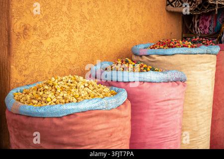 Farbenfrohe Gewürze und getrocknete Kräuter zum Verkauf auf einem traditionellen Markt in Marrakesch, Marokko. Stockfoto
