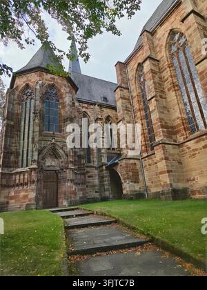 Gotischer Kircheneingang mit Steinstufen und verzierter Bogentür in Frankenberg an der Eder, Hessen. Historische mittelalterliche Kirche aus rotem Sandstein mit hohem Stockfoto