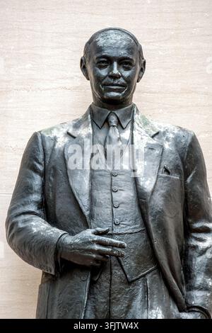 Bronzestatue von Robert Taft in Washington DC | WASHINGTON — Eine Nahaufnahme zeigt die bronzene Porträtstatue von Sen. Robert A. Taft am Robert A. Taft Memorial und Carillon auf dem Gelände des US-Kapitols, fotografiert in Washington, D.C., im September 2026. Das Denkmal steht an der Constitution Avenue zwischen der New Jersey Avenue und der First Street NW, auf Senatsparkland, das vom Architekten des Kapitols verwaltet wird. Der Bildhauer Wheeler Williams modellierte die stehende Figur, etwa 10 bis 11 Fuß (3 bis 3,4 m) groß, die Taft mit einer Hand in der Taille in einer bewusst zurückhaltenden Pose darstellt. Williams verbrachte zw Stockfoto