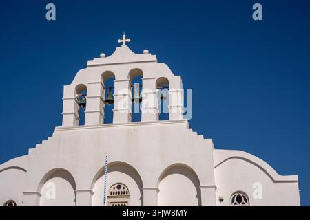 Naxos, Griechenland - 1. Juni 2026: Glockenturm der Metropolitankirche der Zoodochos Pigi in Naxos mit blauen Glocken und weißer Fassade Stockfoto