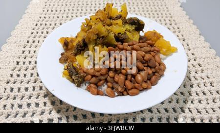Weißer Teller mit einem traditionellen brasilianischen Gericht aus Reis, Bohnen und Maniok Stockfoto
