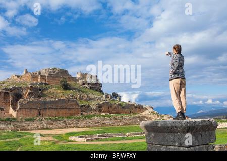 Glückliche Touristen schauen sich die antike griechische Stadt Tlos in Lycia an, die sich auf dem lykischen Weg befindet. Berühmte historische Stätte in der Region Antalya. Beliebter Ort für Familien Stockfoto
