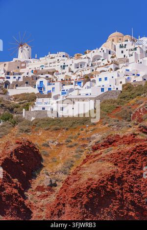 Stadt Oia, die auf dem Rand der Caldera von Santorin thront, Oia, Thira, Santorin, Kykladen, Griechenland Stockfoto