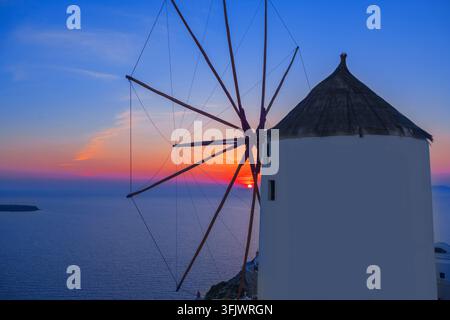 Windmühle bei Sonnenuntergang, Oia, Thira, Santorin, Kykladen, Griechenland Stockfoto