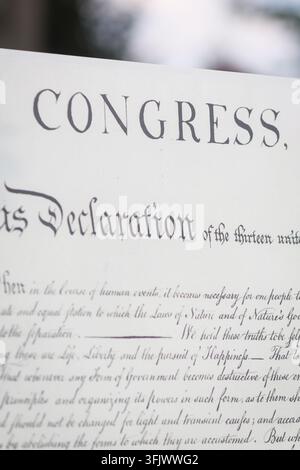 Replik der US-Unabhängigkeitserklärung auf einer Außenwerbetafel. Stockfoto