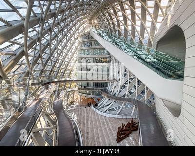 Stromlinienförmige Stahlstruktur und Glasfassaden-Innenraum des Phoenix Center in Peking Stockfoto