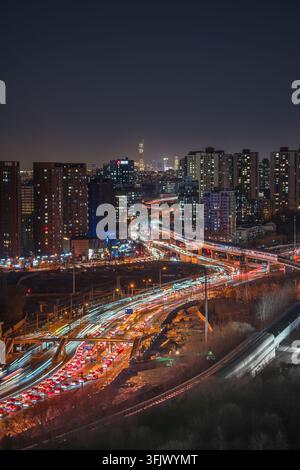 Vertikale Aufnahme einer nächtlichen Stadtstraße Stockfoto