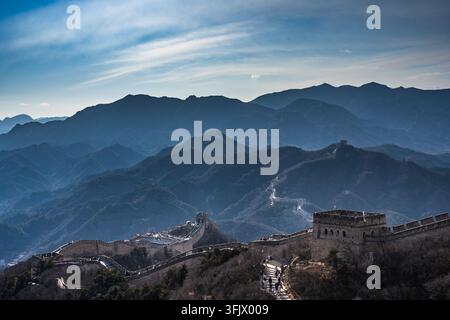 Großartige Berge und Flüsse am kurvenreichen Abschnitt der Badaling-Großen Mauer, Peking Stockfoto