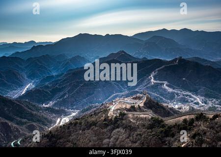 Großartige Berge und Flüsse am kurvenreichen Abschnitt der Badaling-Großen Mauer, Peking Stockfoto