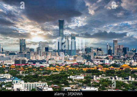 Panoramablick auf Peking mit traditioneller königlicher Architektur und modernen Geschäftszentren Stockfoto