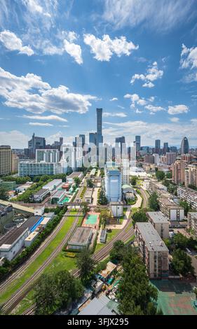 Luftbild mit vertikaler Aufnahme des CITIC-Turms im Beijing CBD mit blauem Himmel und weißen Wolken, städtlicher Stadt-Hintergrund Stockfoto