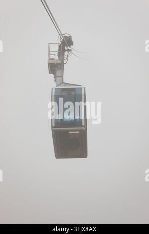 Seilbahn umgeben von Nebel in Fuente De. Kantabrien, Spanien Stockfoto