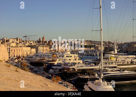 Birgu - Malta - 27. Oktober 2024: Blick auf den Vittoriosa-Yachthafen von Fort Saint Angelo Stockfoto