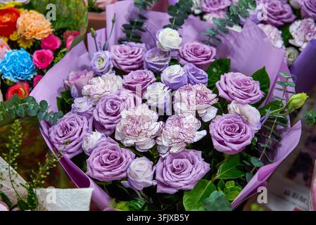 Auf dem Blumenmarkt von Nanning sind rosafarbene Sträuße mit violettem Thema und lavendelfarbene Rosen elegant und romantisch. Stockfoto