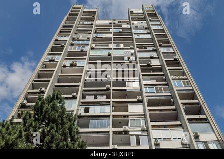 Blick nach oben zu einem typischen Hochhaus-Wohnblock mit zahlreichen Balkonen und Klimaanlagen, Belgrad, Serbien Stockfoto