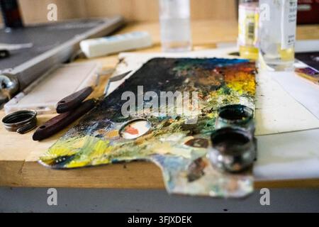Palette bedeckt mit Ölfarbe auf einem Zeichentisch Stockfoto