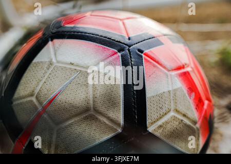 Nahaufnahme von roter und weißer Leder-Patchworktextur im Fußball Stockfoto