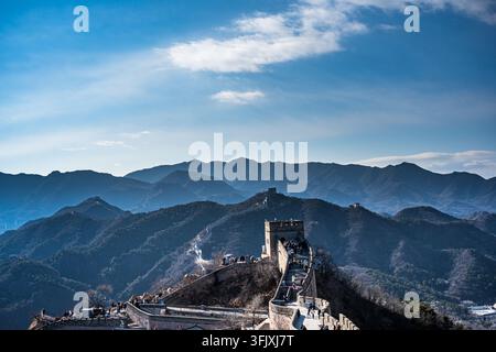 Großartige Berge und Flüsse am kurvenreichen Abschnitt der Badaling-Großen Mauer, Peking Stockfoto