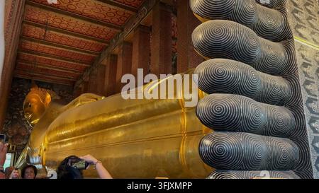 BANGKOK, THAILAND - 20. SEP 2026: Die riesigen Füße der liegenden Buddha-Statue im Wat Pho in Bangkok, Thailand, zeigen detaillierte Intarsien aus Perlmutt Stockfoto