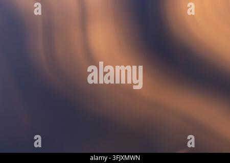 Abstrakter Licht- und Schattenverlauf in warmem Braun und tiefem Blau Stockfoto