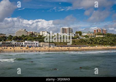 Sonnige Panoramaansicht des Strandes von Bournemouth, der Meeresküste und der Klippenbauten entlang der East-Cliff-Promenade in Bournemouth, Dorset, England, UK Stockfoto