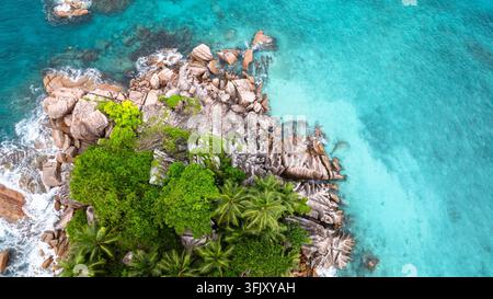 Luftbild einer tropischen Insel mit dramatischen Granitformationen und ruhigem, türkisblauem Wasser. St. Pierre Insel. Seychellen. Stockfoto