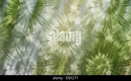 Abstrakte grüne und olivfarbene Batikmuster-Gewebestruktur mit Sternburst-Shibori-Elementen und diagonalen Farbverlaufstreifen für Hintergründe. Stockfoto
