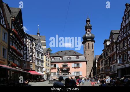 Historischer Marktplatz mit traditionellen Fachwerkhäusern, Rathaus und Touristen in Cochem an der Mosel, Deutschland. Stockfoto