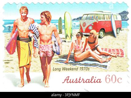 Vintage 2010 australische 60c-Gedenkbriefmarke aus der Serie Long Weekends, die einen nostalgischen Strandurlaub der 1970er Jahre mit einem roten VW zeigt Stockfoto
