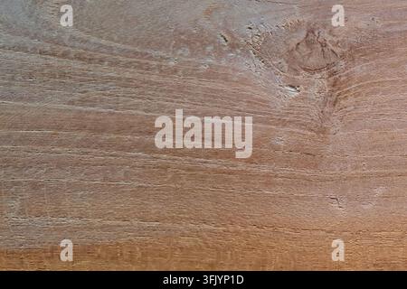 Rustikale verwitterte braune Holztextur mit tiefem faserigem Korn und natürlichem altem Astmuster aus Holz Stockfoto