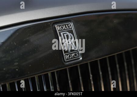 Ljubljana, Slowenien - 14. September 2026: Der Rolls Royce Wraith-Coupé zeigt sein Emblem in einer Stadtumgebung. Stockfoto