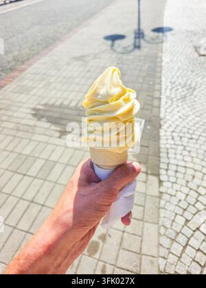 Eis in der Hand. Stockfoto