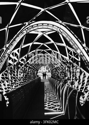 Moderne architektonische Installation Brücke Tunnel in Venedig in Schwarzweiß Stockfoto