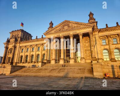 Berlin, Deutschland – 22. März 2025: Reichstagsgebäude mit der Widmung „Dem deutschen Volke“, was „Dem deutschen Volk“ bedeutet. Stockfoto