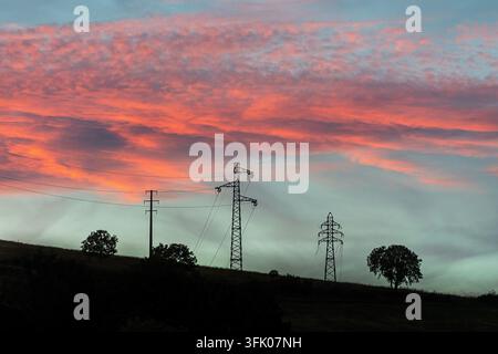 Stromübertragungstürme unter einem Sonnenhimmel. Frankreich Stockfoto