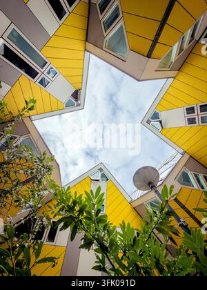 Eine Vogelperspektive der ikonischen gelben Kubuswohnungen des Architekten Piet Blom auf der Overblaak, Blick nach oben zum bewölkten Himmel, Rotterdam, Niederlande Stockfoto