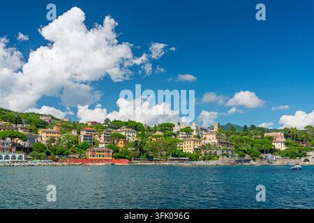 Die Dorfkulisse vom Ligurischen Meer des Dorfes Santa Margherita, Ligurien, Italien, Europa. Stockfoto