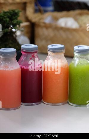 Frisch zubereitete organische Obst- und Gemüsesafte in Glasflaschen für einen gesunden Detox-Lebensstil Stockfoto