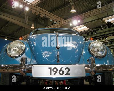 Charakteristische Frontansicht, klassischer Volkswagen Käfer, VW Typ 1, Baujahr 1962, hellblau, Konzept Zeitreise, Mobilitätswechsel, Design-Geschichte, te Stockfoto