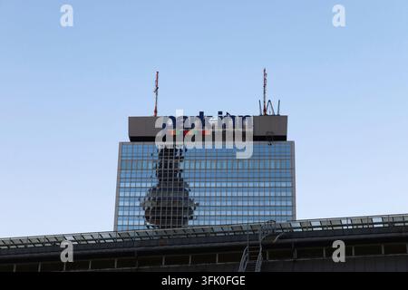 Berlin, Deutschland 03. Im Oktober 2024 steht der ikonische Fernsehturm im Spiegel der Fassade des Park Inn Berlin Alexanderplatzes vor der Kulisse der Sonne Stockfoto