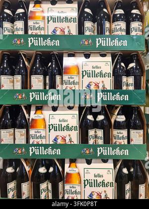 Kiel, Deutschland - 02. April 2026: Puelleken-Bierflaschen, die in einem Supermarktregal zur Verkauf bereitstehen Stockfoto