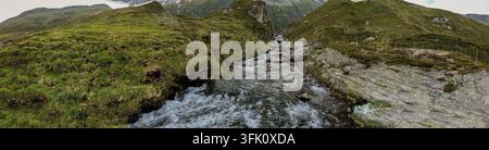 Alpine Wildnis und Gebirgsbach in den Kitzbühel Alpen, malerische Luftaufnahme der unberührten Natur und fließenden Gewässer im Nationalpark Hohe Tauern in A Stockfoto
