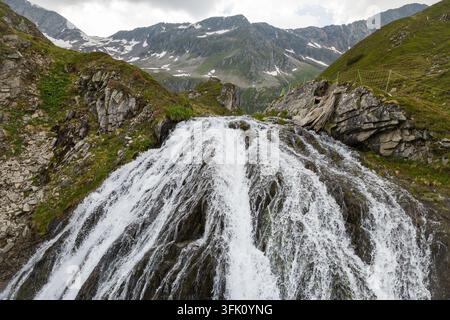 Alpenwasserfall stürzt über felsiges Gelände in den Kitzbühel-Alpen, Naturschutz- und Wildnisreisekonzept im Nationalpark Hohe Tauern. S Stockfoto
